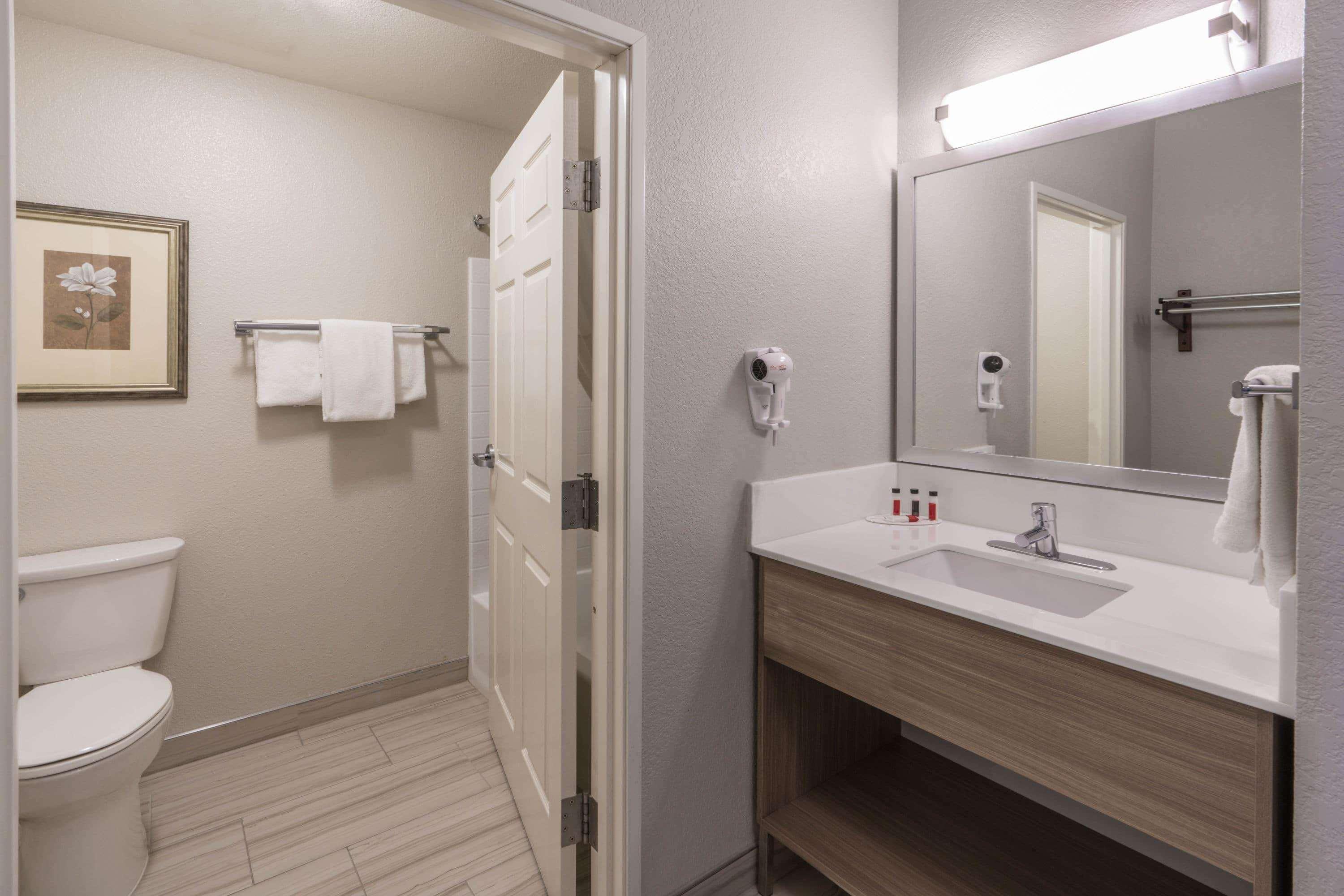 Hotel Baymont By Wyndham Airport 3*