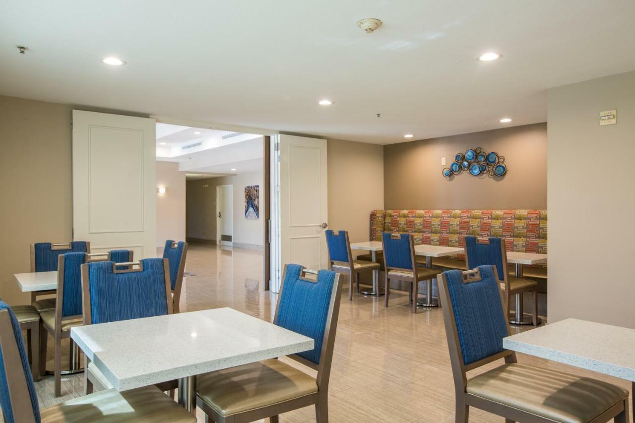 Baymont By Wyndham Airport Hotel 3*